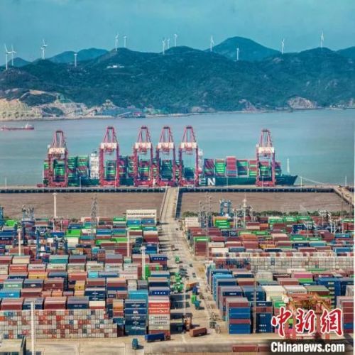 寧波舟山港作業(yè)場景。高雪峰 攝