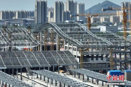 圖為航拍南沿江鐵路江陰站站房屋面鋼結構桁架整體提升現(xiàn)場。(無人機照片) 中新社記者 泱波 攝